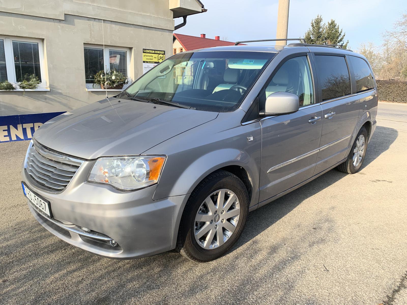 Chrysler town country v